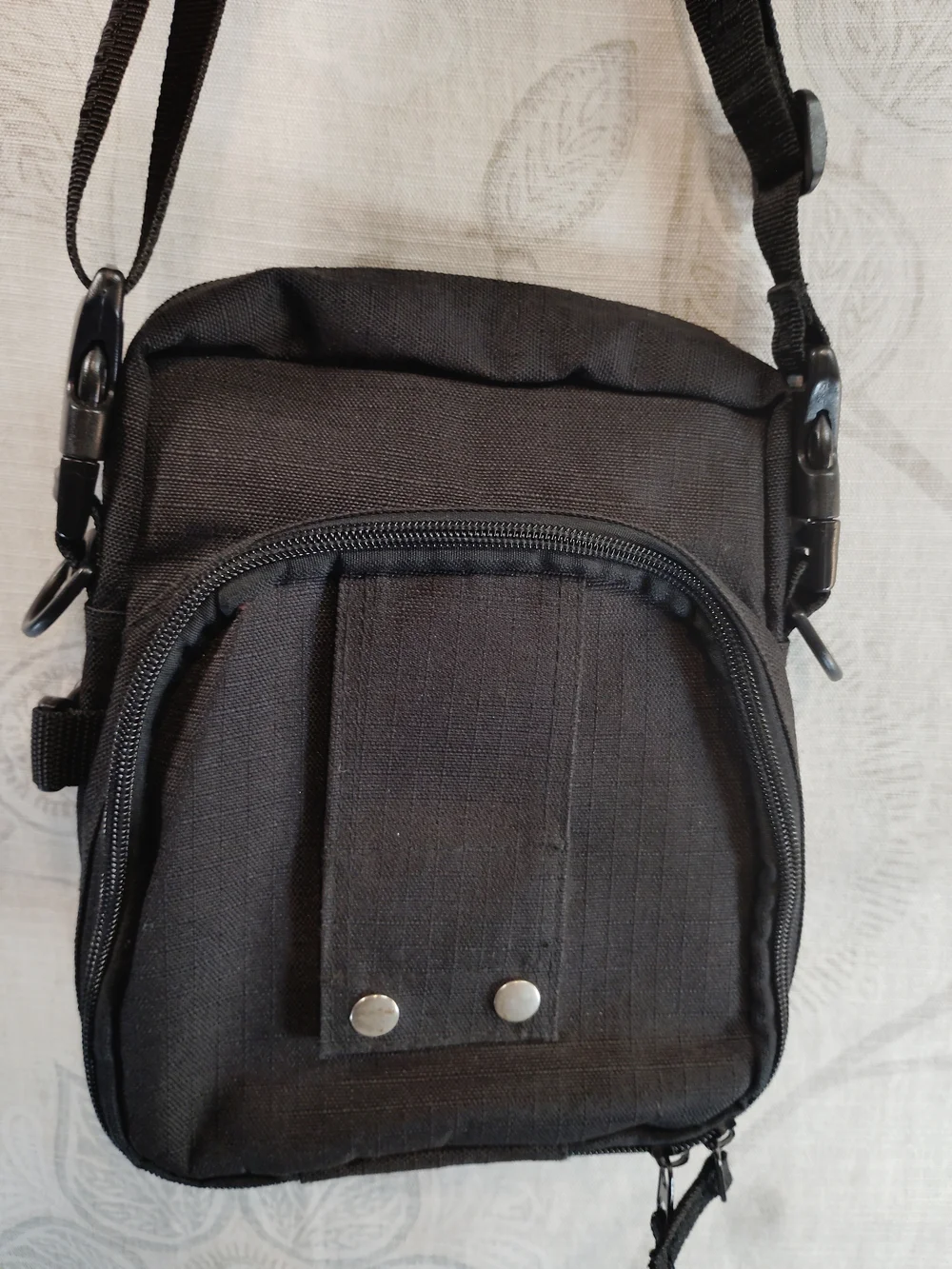 Roots Compact Black Crossbody/Messenger Bag